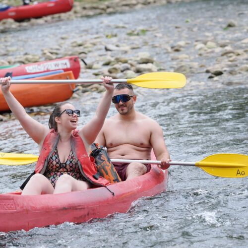 PAREJA EN EL SELLA CONTENTOS, CHALECO MAL PUESTO, EL SELLA