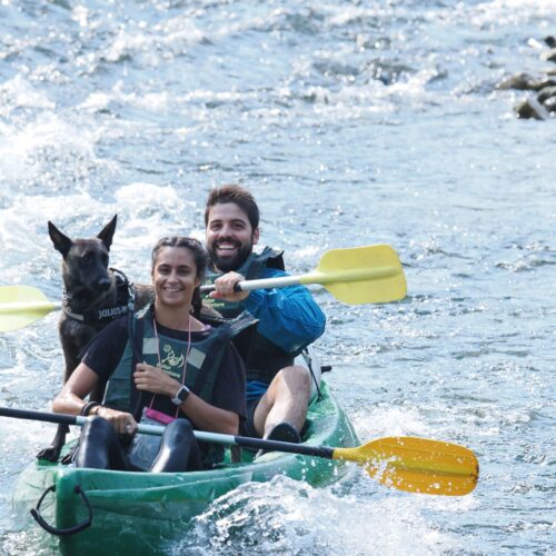 EL DESCENSO DEL SELLA CON ASTURA AVENTURA, DESCENSO CON PERRO, FOTOSELLA, KAYAK VERDE, PAREJA Y PERRO EN KAYAK, RIO SELLA, EL SELLA ES ASTURAS