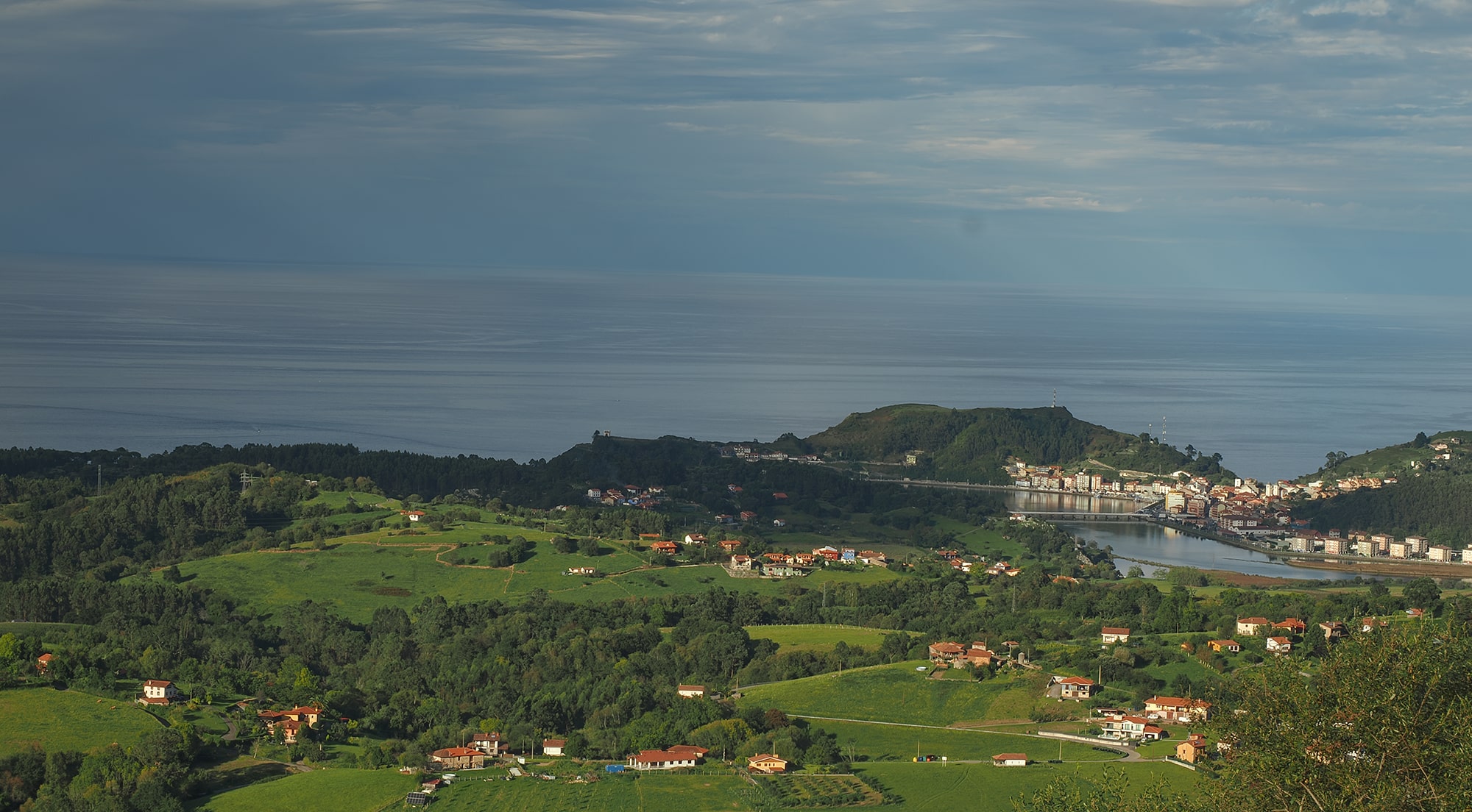 ribadesella panoramica-min panoramica de la poblacion de ribadesella en asturias desde las montañas hacia el mar